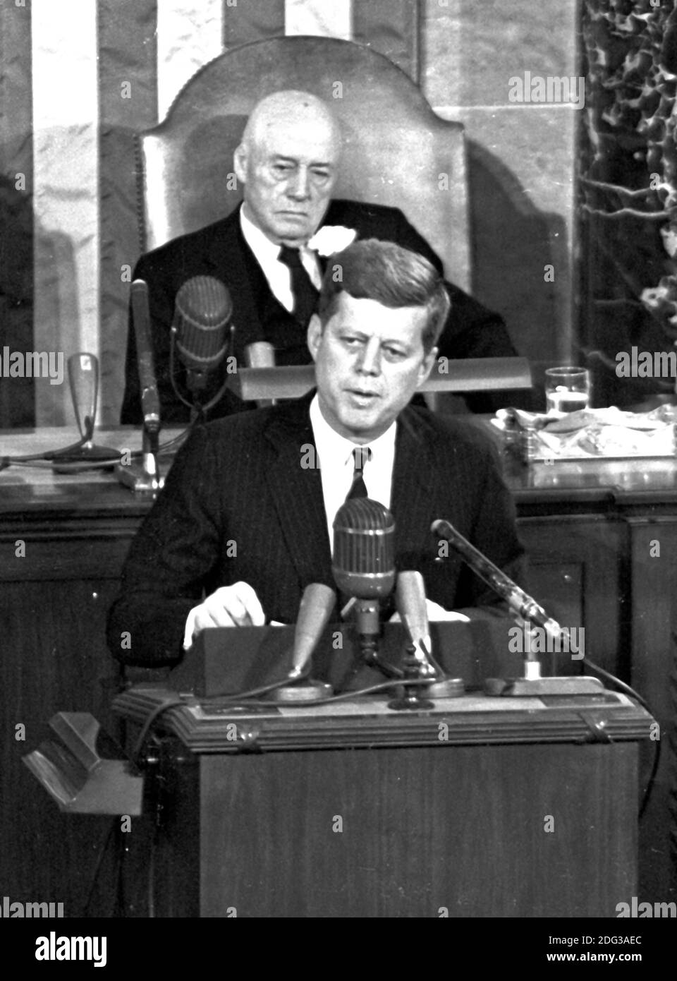 Le président des États-Unis John F. Kennedy a exposé sa vision de l'exploration habitée de l'espace lors d'une session conjointe du Congrès des États-Unis, à Washington, DC, Etats-Unis, le 25 mai 1961 quand il a déclaré, '... Je crois que cette nation devrait s'engager à atteindre l'objectif, avant que cette décennie soit terminée, D'atterrir un homme sur la Lune et de le ramener en toute sécurité sur la Terre. Cet objectif a été atteint lorsque l'astronaute Neil A. Armstrong est devenu le premier humain à marcher sur la Lune à 10 h 56 HAE, le 20 juillet 1969. Le Président de la Chambre Sam T. Rayburn (démocrate du Texas) en arrière-plan. Photo par AR Banque D'Images