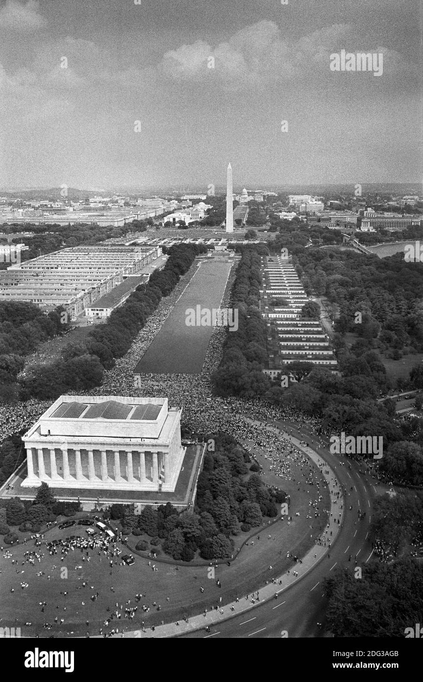 Vue à grand angle de la foule de manifestants du Lincoln Memorial au Washington Monument à March on Washington for Jobs and Freedom, Washington, D.C., USA, photo de Thomas J. O'Halloran, 28 août 1963 Banque D'Images