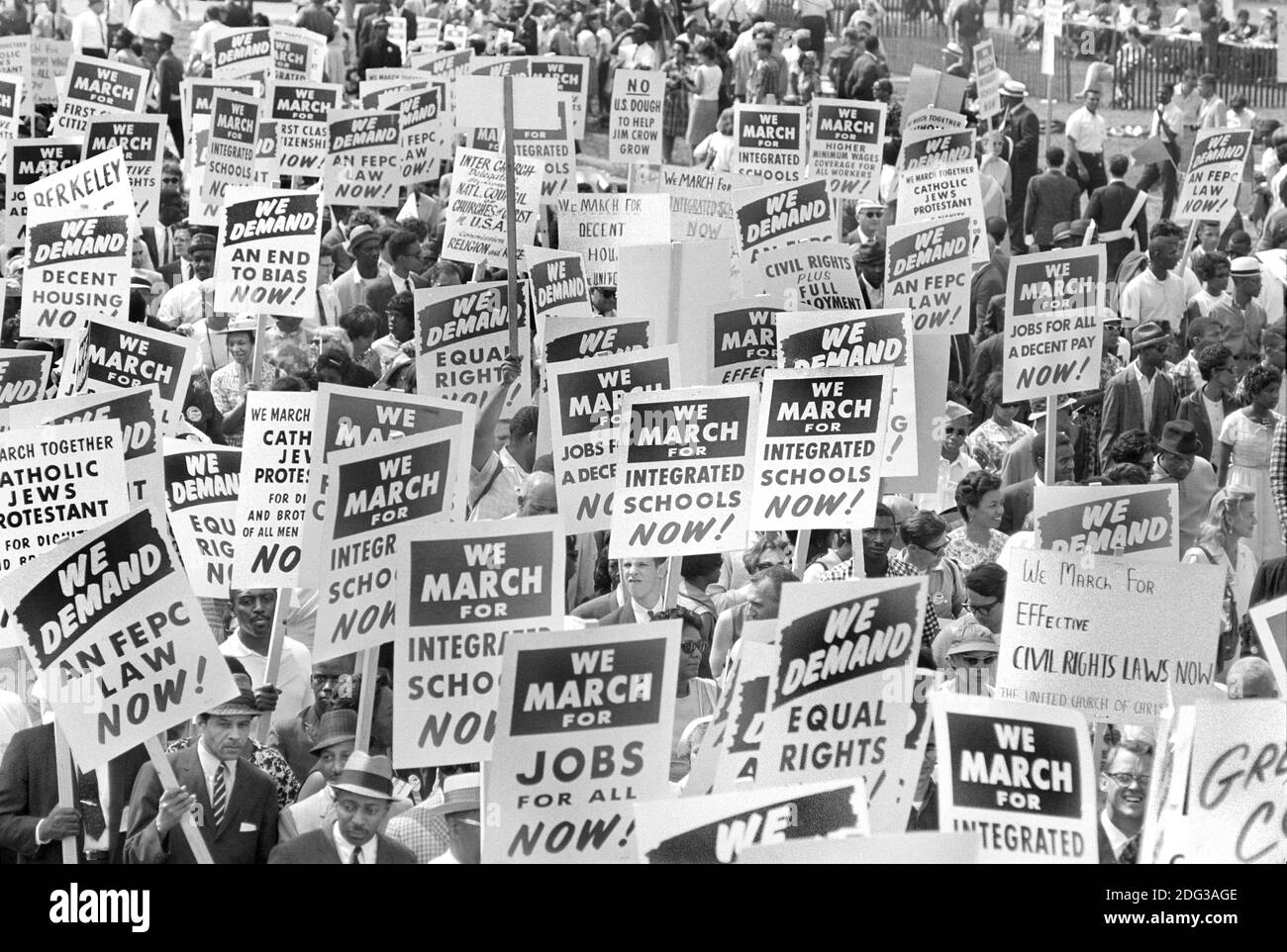 Manifestations avec des signes à March on Washington for Jobs and Freedom, Washington, D.C., USA, photo de Marion S. Trikosko, 28 août 1963 Banque D'Images