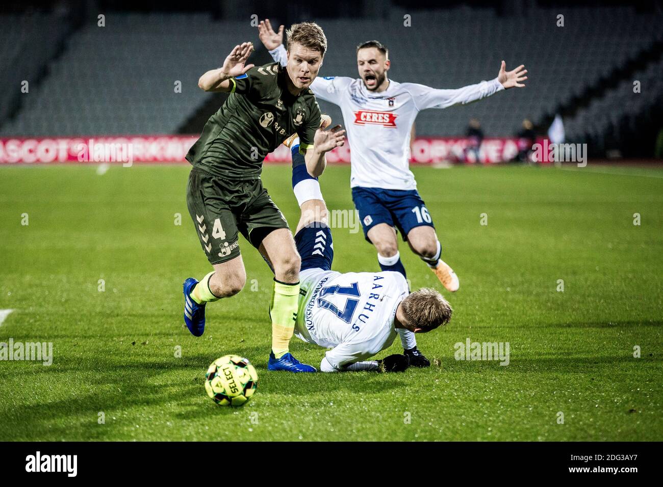 Aarhus, Danemark. 07ème décembre 2020. Jon Thorsteinsson (17) d'AGF et Sigurd Rosted (4) de Broendby vu pendant le match 3F Superliga entre Aarhus GF et Broendby IF au parc Ceres d'Aarhus. (Crédit photo : Gonzales photo/Alamy Live News Banque D'Images