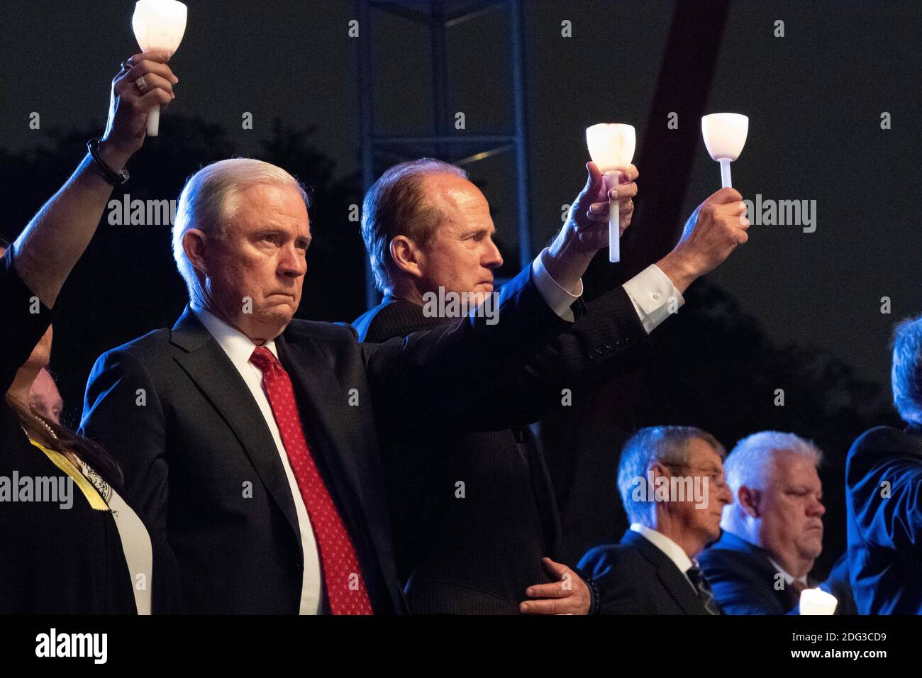 Le procureur général des États-Unis Jeff sessions (à gauche) et l'ancien procureur général John Ashcroft ont tenu des bougies pendant la 30e Vigil de Candlelight annuelle pour les agents de l'application de la loi tués dans l'exercice de leurs fonctions au mémorial national des officiers de l'application de la loi sur le National Mall le 13 mai 2018 à Washington, DC. Banque D'Images