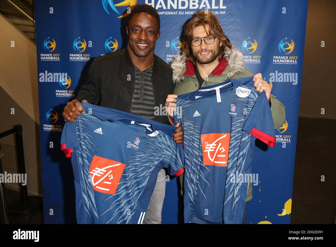 Exclusivité - Yannick Nyanga et Dimitri Szarzewski participant à la séance photo d'ouverture du Championnat du monde de handball 2017 à l'AccorHotels Arena, Paris, France, le 11 janvier 2017. Photo de Jerome Domine/ABACAPRESS.COM Banque D'Images