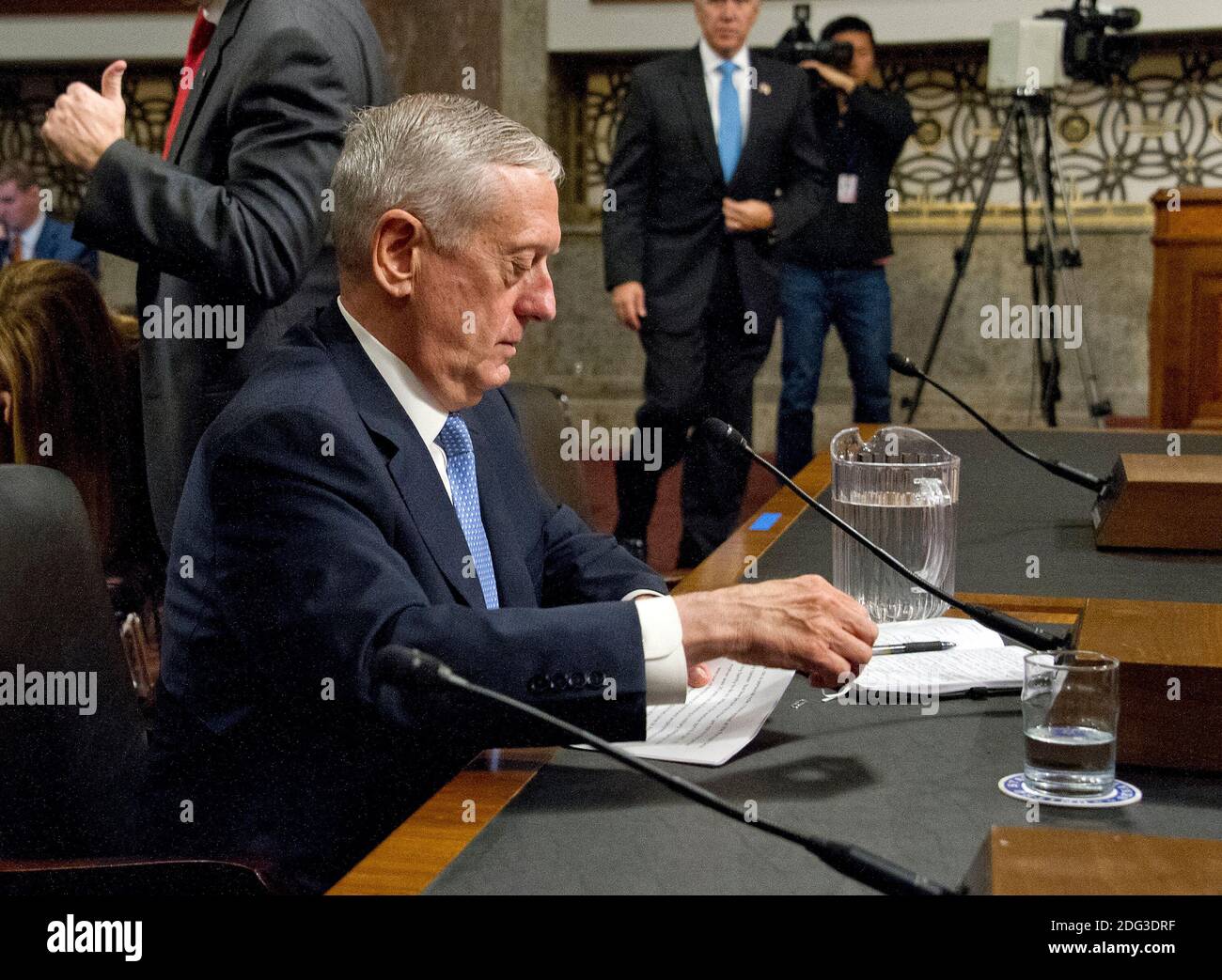 Le général James N. Mattis (retraité) du corps des Marines des États-Unis témoigne devant le Comité sénatorial américain des services armés lors de son audition de confirmation pour être secrétaire à la Défense à Capitol Hill à Washington, DC, le jeudi 12 janvier 2017.photo par Ron Sachs / CNP/ABACAPRESS.COM Banque D'Images