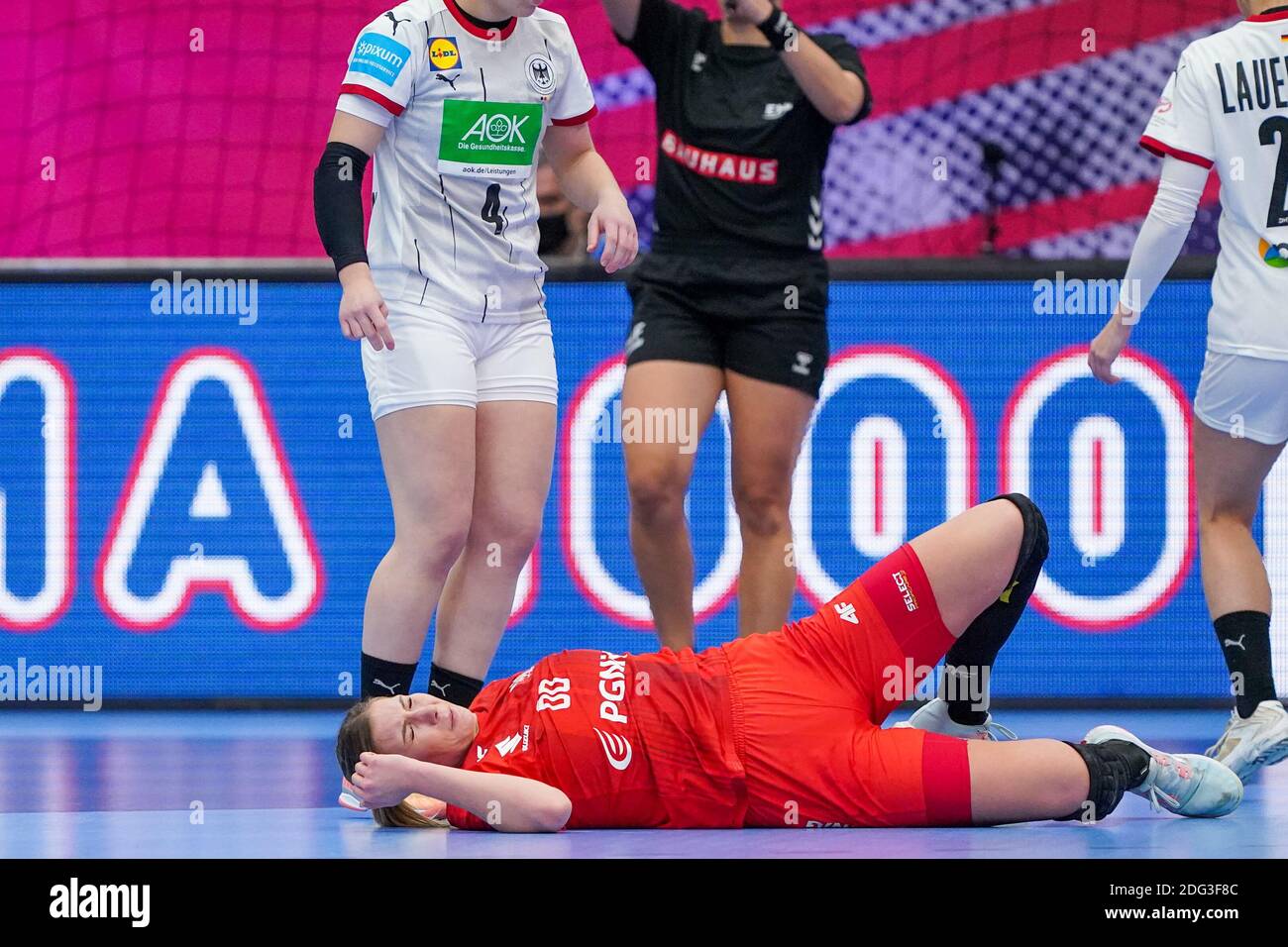 KOLDING, DANEMARK - DÉCEMBRE 7 : Alina Grijseels, d'Allemagne, Joanna Szarawaga, de Pologne, lors du match des femmes EHF Euro 2020 entre l'Allemagne et Polan Banque D'Images