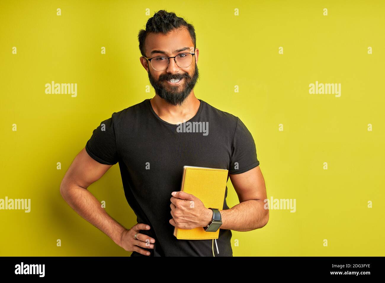 homme arabe avec livre entre les mains, sourire masculin ouvert d'esprit,  profiter de l'éducation, étudier, isolé fond vert Photo Stock - Alamy