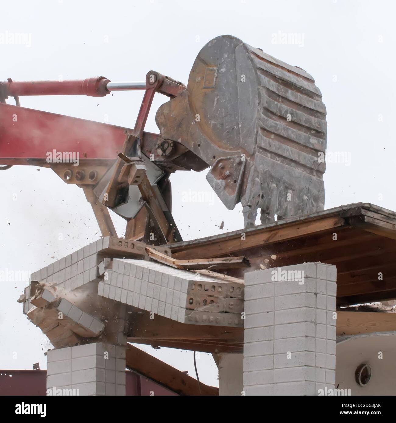 Pelle mécanique sur épave en cours de démolition d'un mur de bâtiment Banque D'Images
