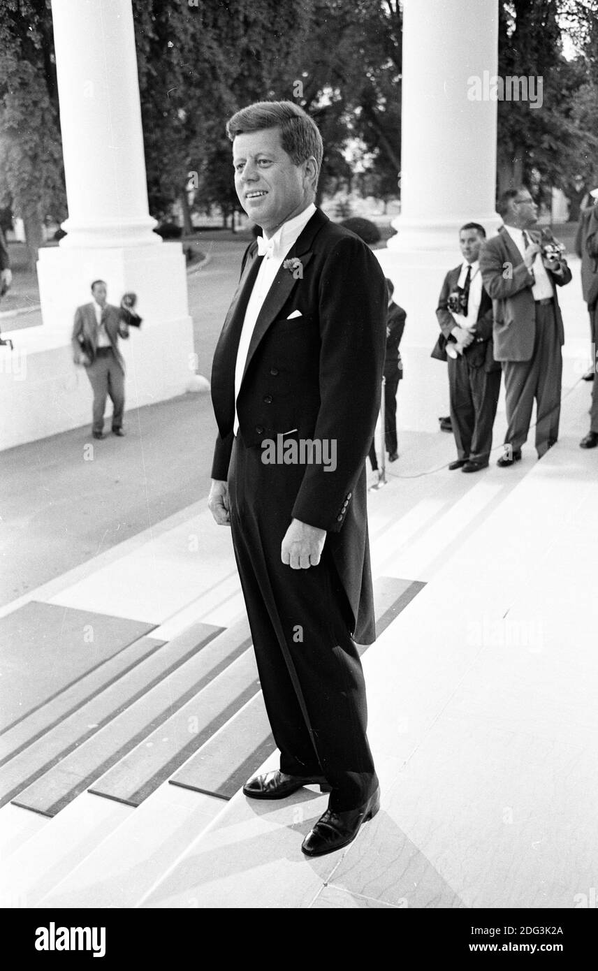 Le président des États-Unis John F. Kennedy se tient sur le Portico nord de la Maison Blanche à Washington, DC, dans l'attente de l'arrivée du président de la Côte d'Ivoire, Félix Houphouët-Boigny, et de la première dame de la Côte d'Ivoire, Marie-Thérèse Houphouët-Boigny, avant un dîner d'État en leur honneur le 22 mai 1962. Photo par Arnie Sachs / CNP /ABACAPRESS.COM Banque D'Images