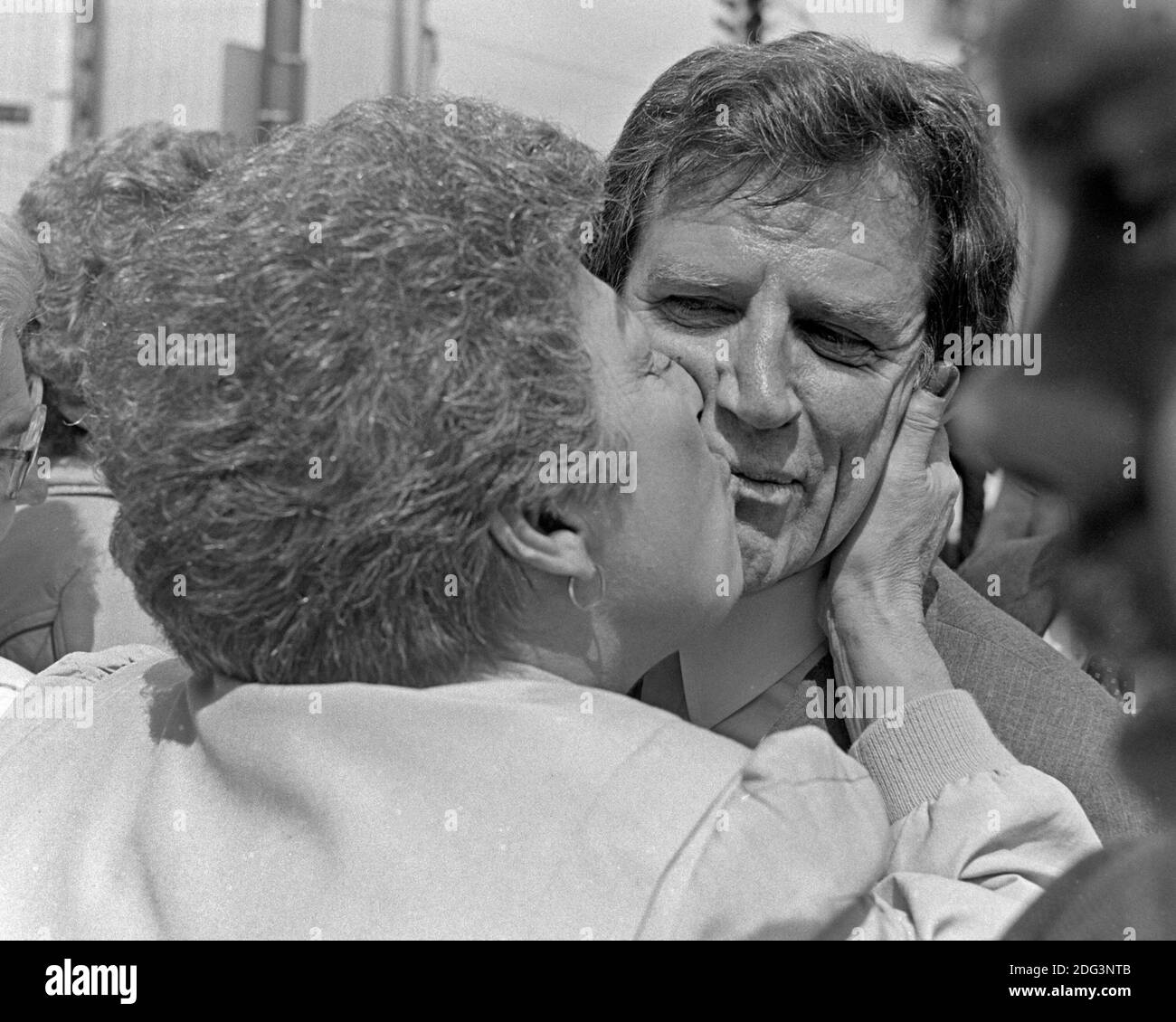Le candidat à la présidence et le sénateur américain Gary Hart reçoit un gros baiser d'un supporter lors d'un arrêt de campagne à Cleveland, Ohio, le 6 mai 1984. Banque D'Images