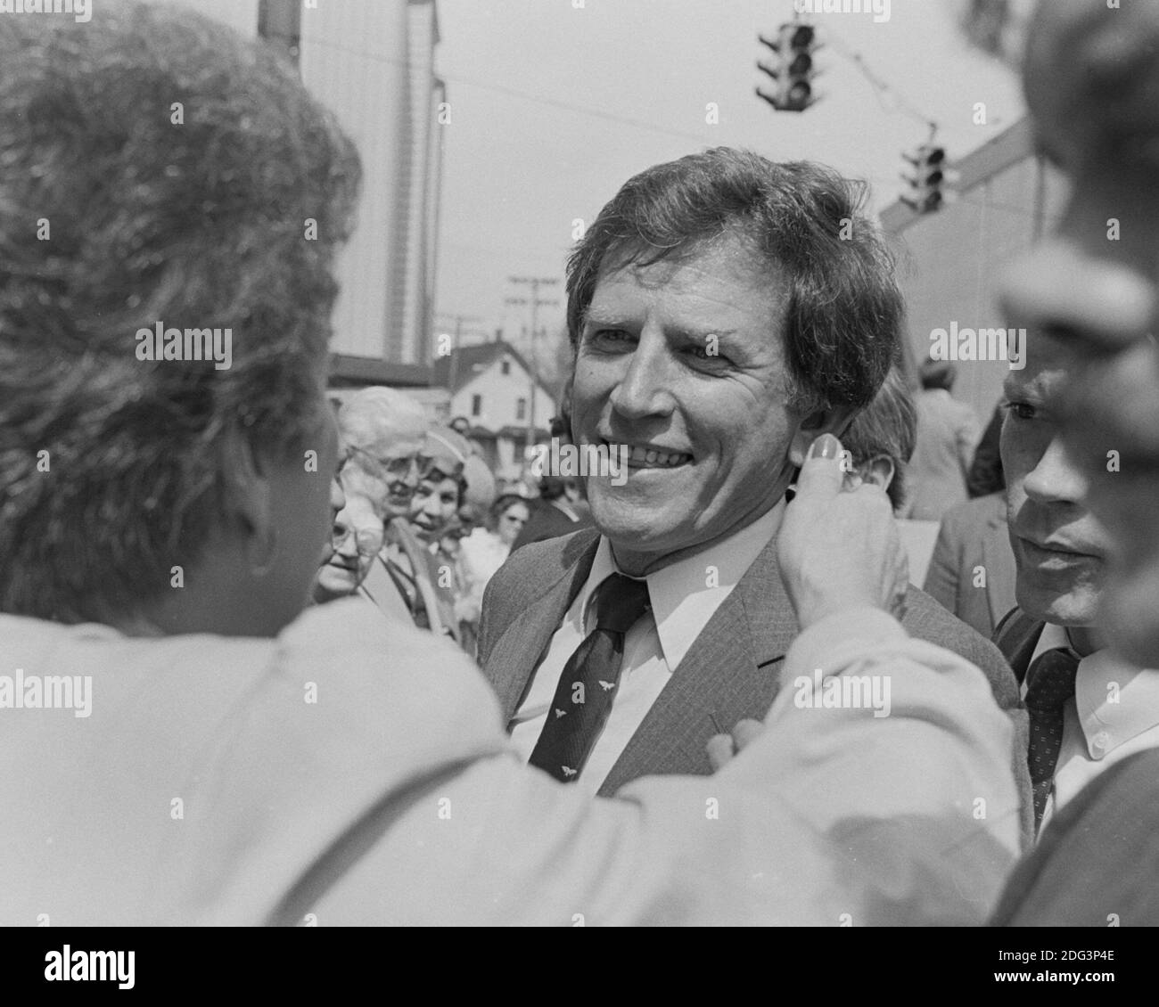 Le candidat à la présidence et le sénateur américain Gary Hart reçoit un gros baiser d'un supporter lors d'un arrêt de campagne à Cleveland, Ohio, le 6 mai 1984. Banque D'Images