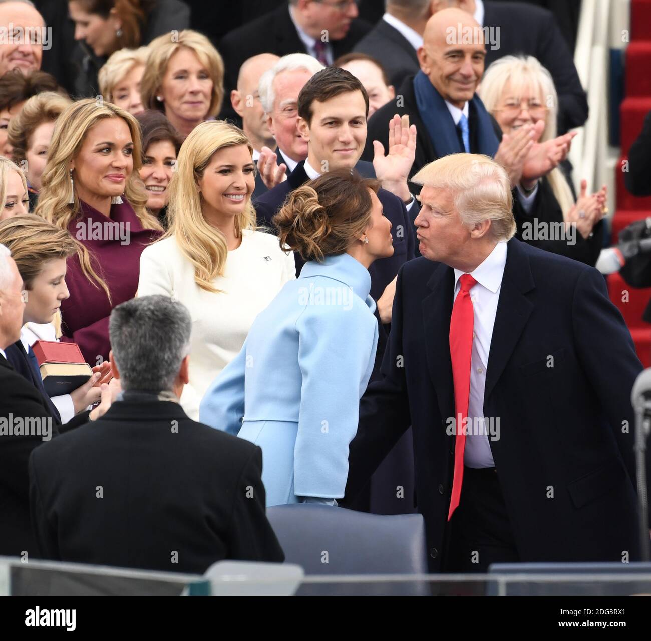 Le président élu Donald J. Trump embrasse sa femme Melania alors qu'il arrive pour son investiture le 20 janvier 2017 à Washington, D.C. Trump devient le 45e président des États-Unis. Photo de Pat Benic/UPI Banque D'Images