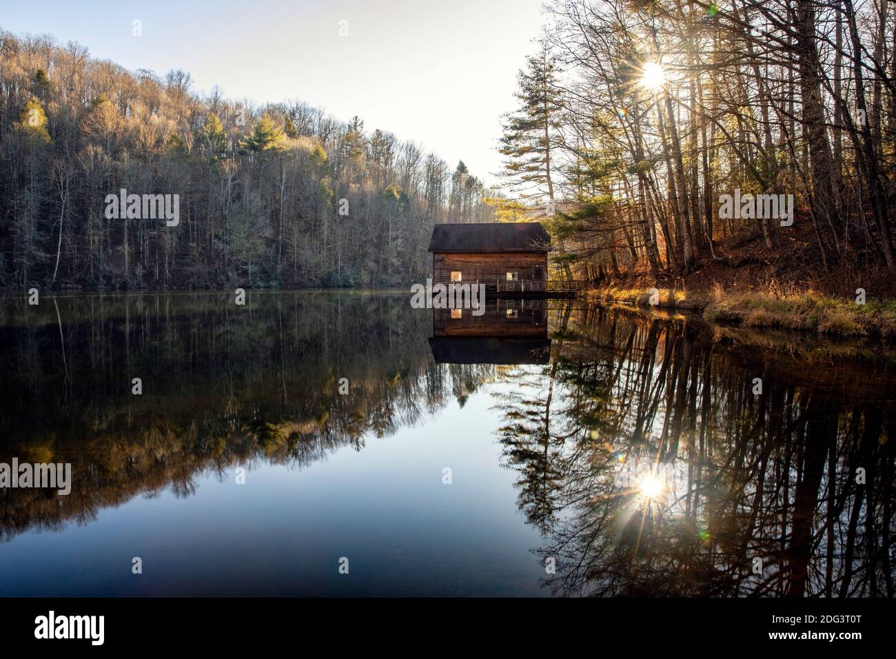 Boathouse en bois sur le lac Julia - DuPont State Recreational Forest - Cedar Mountain, Caroline du Nord, États-Unis Banque D'Images