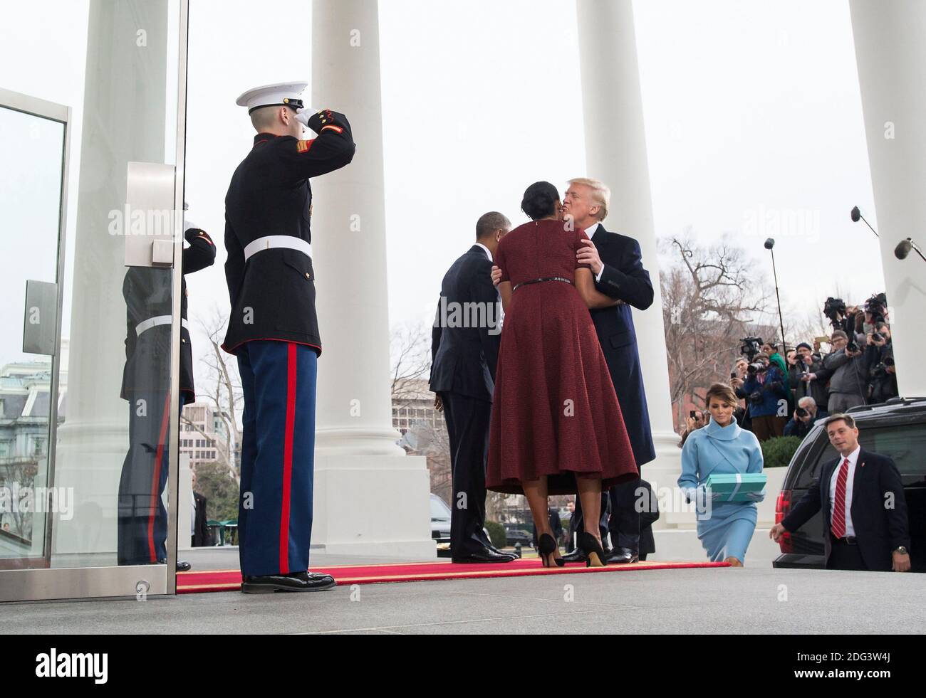 Le président élu, Donald Trump embrasse la Première Dame Michelle Obama comme salut et son épouse Melania sont accueillis par le président Barack Obama et la Première Dame qu'ils arrivent à la Maison blanche avant son investiture à Washington, D.C. le 20 janvier 2017. Plus tard aujourd'hui, Donald Trump seront assermentés à titre de président de la 45e. Photo par Kevin Dietsch/UPI Banque D'Images