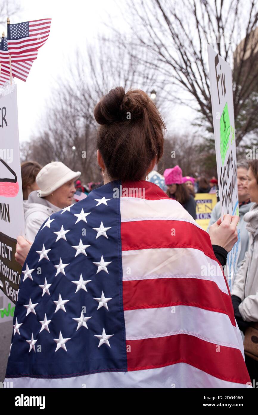 Des personnes manifestent à la Marche des femmes à Washington le 21 janvier 2017 à Washington, DC, USA. Après l'investiture de Donald Trump comme 45e président des États-Unis, la Marche des femmes s'est étendue à une marche mondiale appelant tous les citoyens concernés à défendre l'égalité, la diversité et l'inclusion et à reconnaître les droits des femmes dans le monde entier comme des droits de l'homme. Photo de Damien Lafargue/ABACAPRESS.COM Banque D'Images