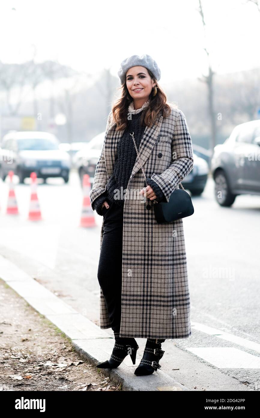 Street style, blogueur Sara Escudero (Collage Vintage) arrivant au Dior Spring-Summer 2017 haute Couture show qui s'est tenu au Musée Rodin, à Paris, en France, le 23 janvier 2017. Photo de Marie-Paola Bertrand-Hillion/ABACAPRESS.COM Banque D'Images