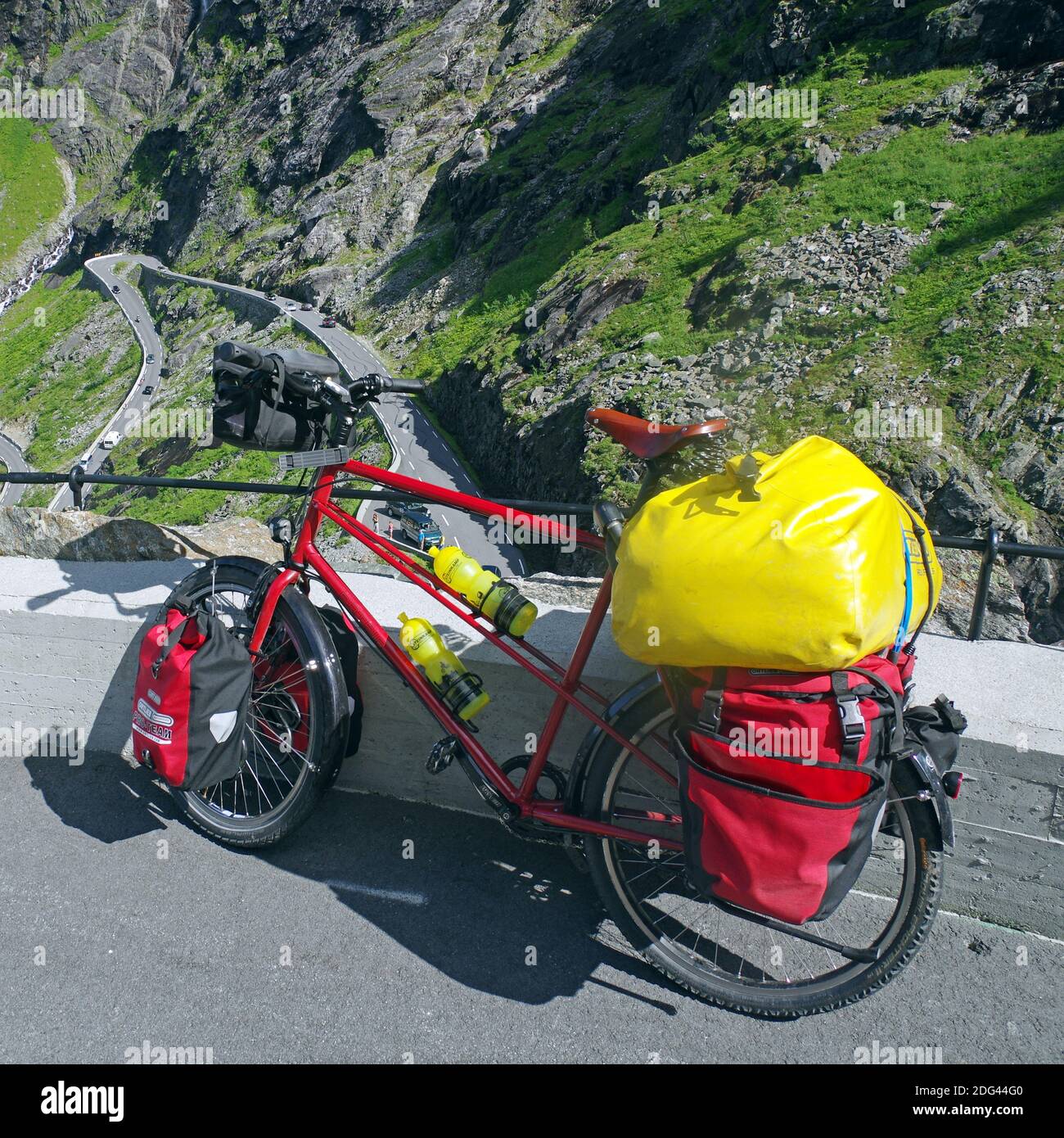 Roue de chargement lourde sur Trollstigen Banque D'Images
