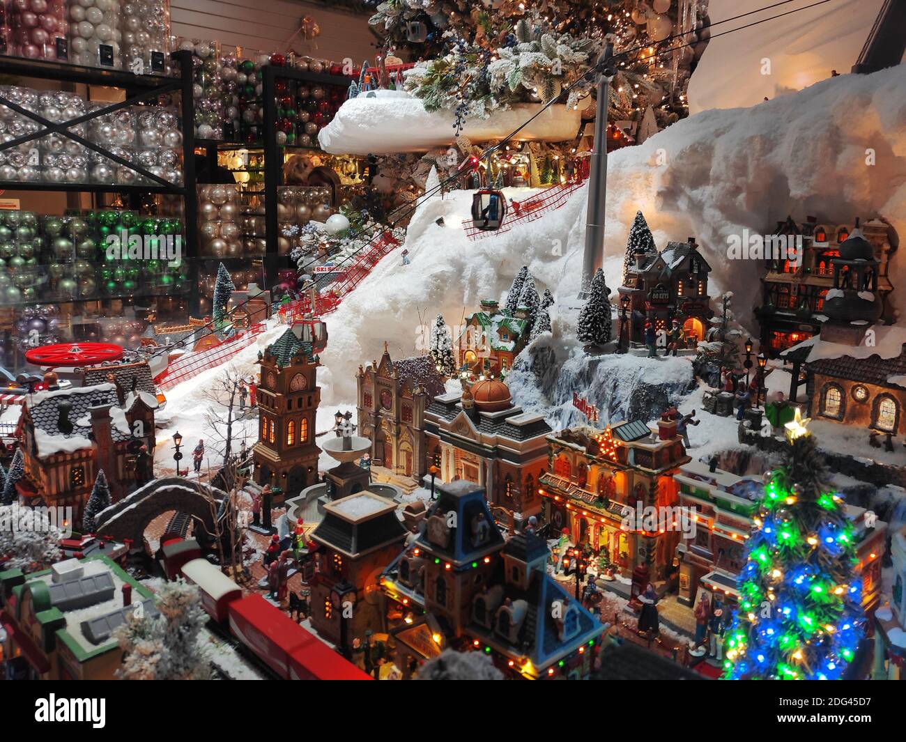 Village de Noël avec une station de téléphérique à l'intérieur d'un magasin Avec des cadeaux et des décorations de Noël Banque D'Images