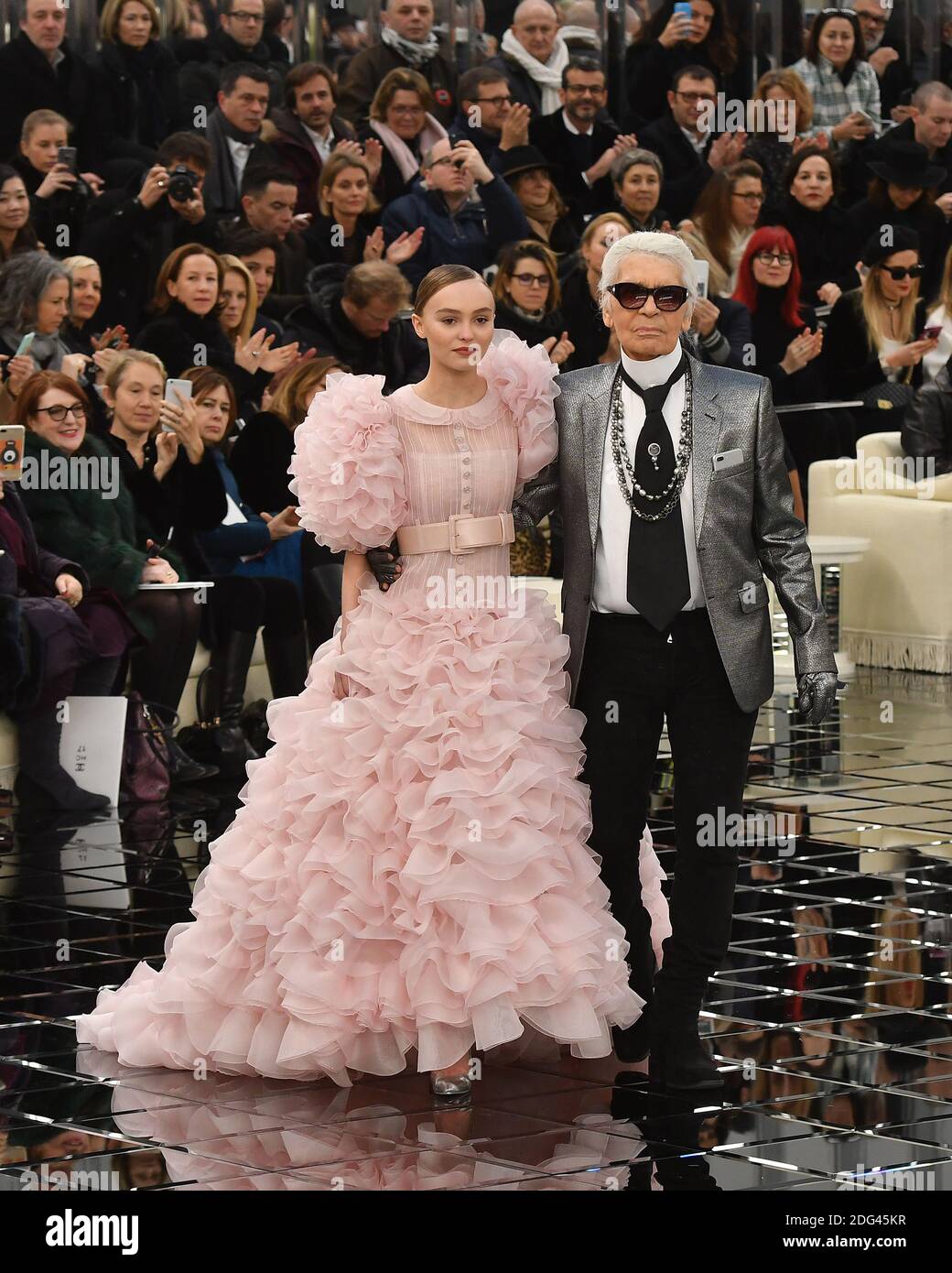 Lily-Rose Depp et Karl Lagerfeld marchent sur la piste lors des spectacles  du printemps 2017 de Chanel haute Couture dans le cadre de la semaine de la  mode de Paris le 24