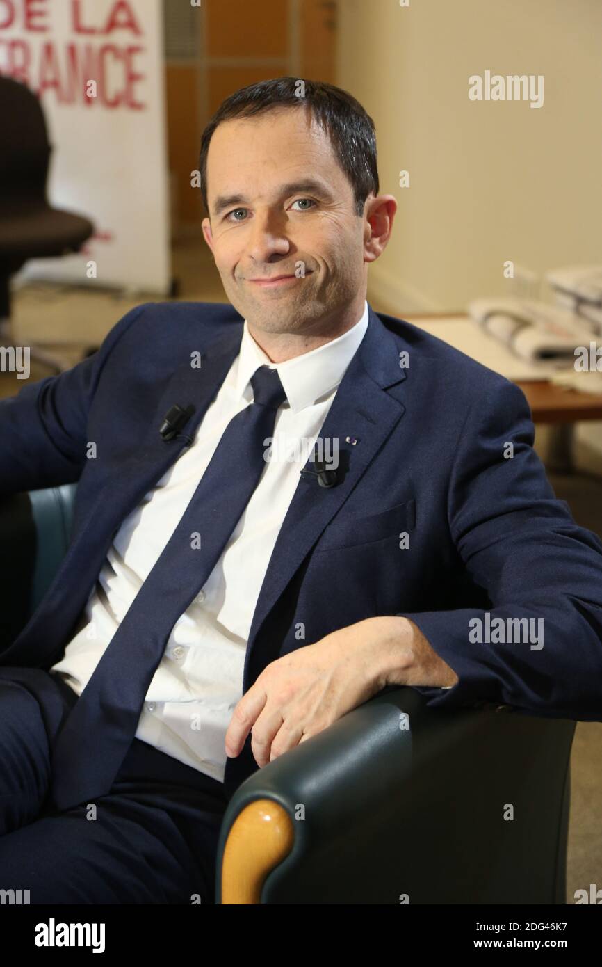 Exclusif. Benoit Hamon, candidat aux primaires présidentielles socialistes, pose au siège de sa campagne dans le Tour Montparnasse à Paris, France, le 24 janvier 2017. Photo de Jerome Domine/ABACAPRESS.COM Banque D'Images