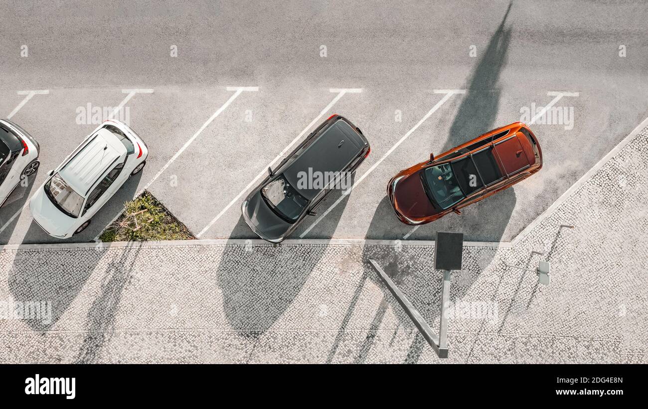 Mauvais parking. Occupant deux espaces. Véhicule mal stationné. Parking double Banque D'Images