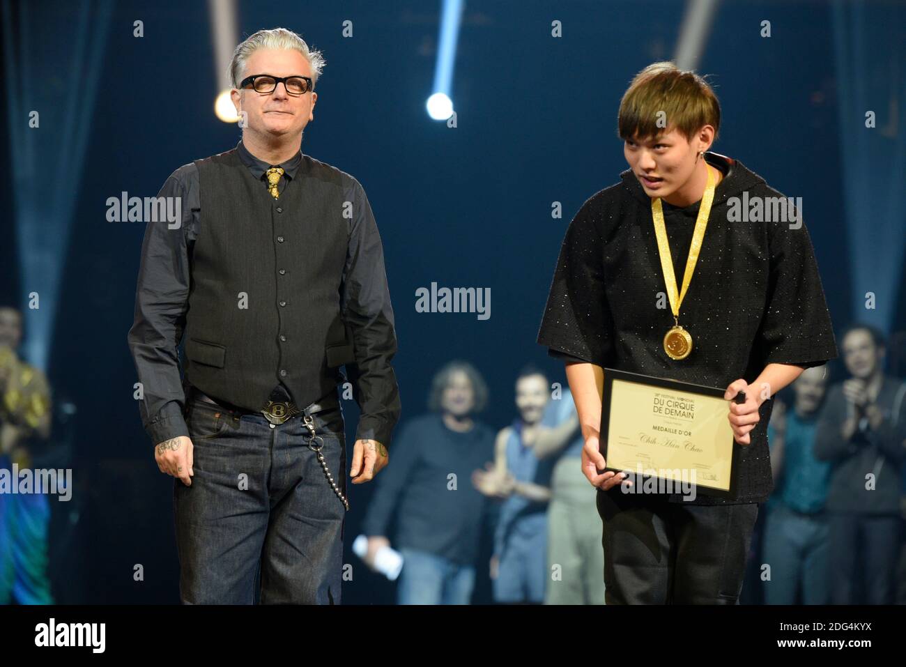 Sanseverino remémite une medaille d'Or a Chih-Han Chao (diabolos, Taiwan-Chine) lors du 38e Festival mondial du Cirque de Demain, au Cirque Phenix, pelouse de Reuilly, Paris, France, le 29 janvier 2017. Photo Edouard BERNAUX/ABACAPRESS.COM Banque D'Images