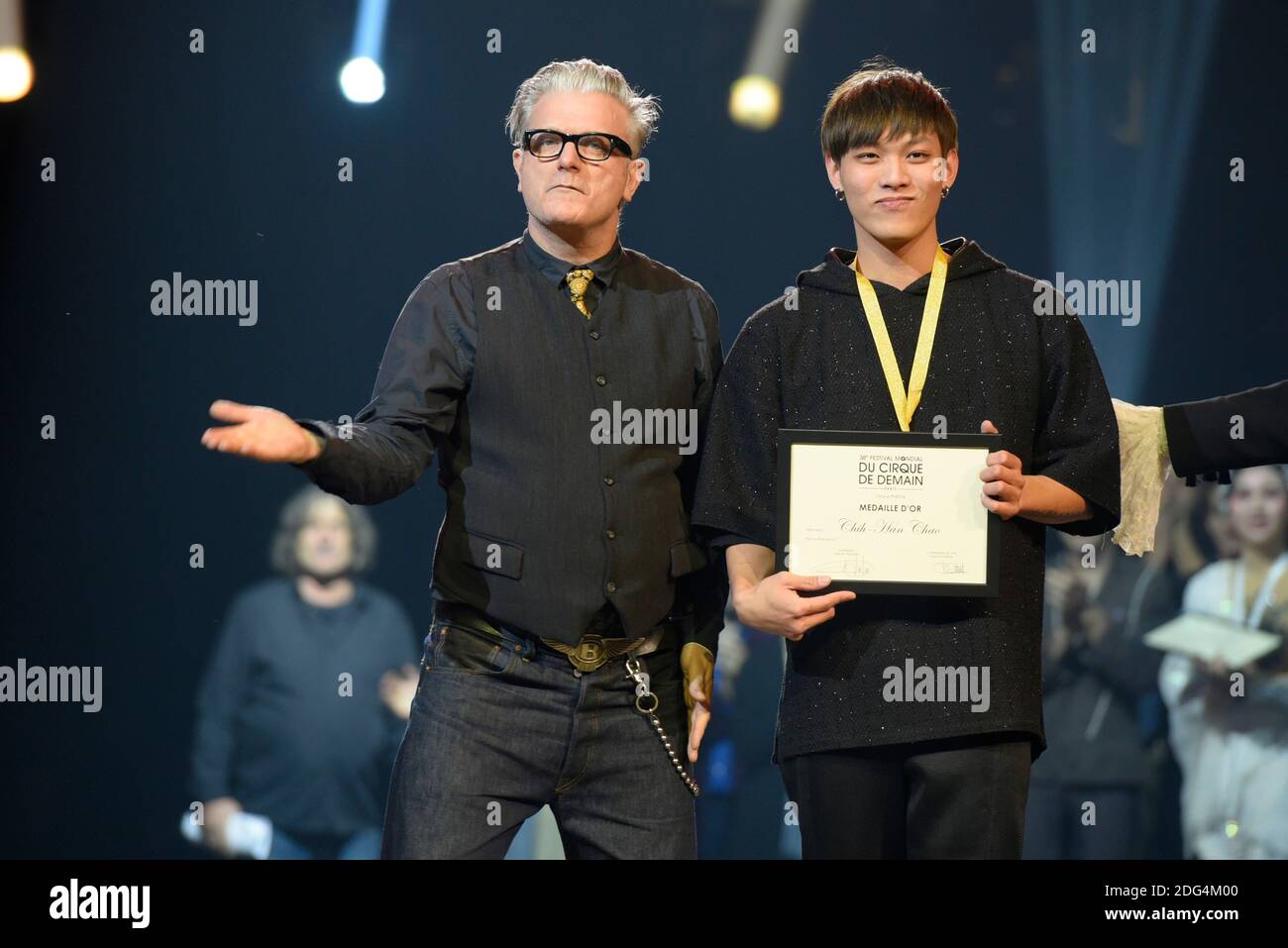 Sanseverino remémite une medaille d'Or a Chih-Han Chao (diabolos, Taiwan-Chine) lors du 38e Festival mondial du Cirque de Demain, au Cirque Phenix, pelouse de Reuilly, Paris, France, le 29 janvier 2017. Photo Edouard BERNAUX/ABACAPRESS.COM Banque D'Images