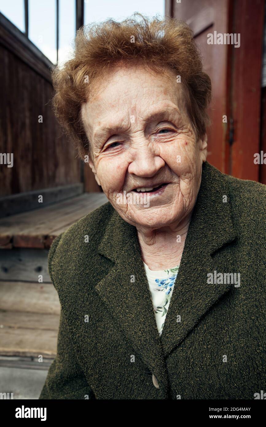 Portrait d'une femme âgée de quatre-vingt-dix ans, extérieur. Banque D'Images