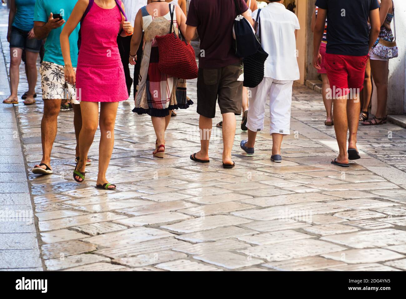 Touristes marchant dans une ville en Europe du Sud Banque D'Images