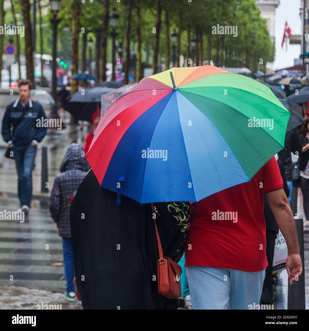 Les gens sur les champs-Elysées à Paris par temps pluvieux Banque D'Images Les gens sur les champs-Elysées à Paris par temps pluvieux Banque D'Images