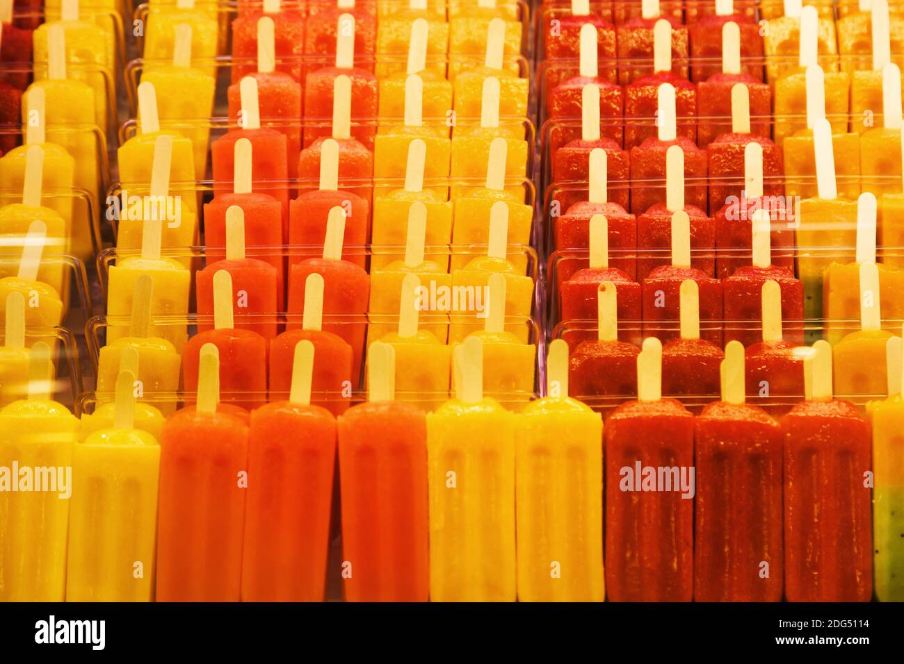 Rangées de sucettes de glace jaunes et rouges Banque D'Images Rangées de sucettes de glace jaunes et rouges Banque D'Images