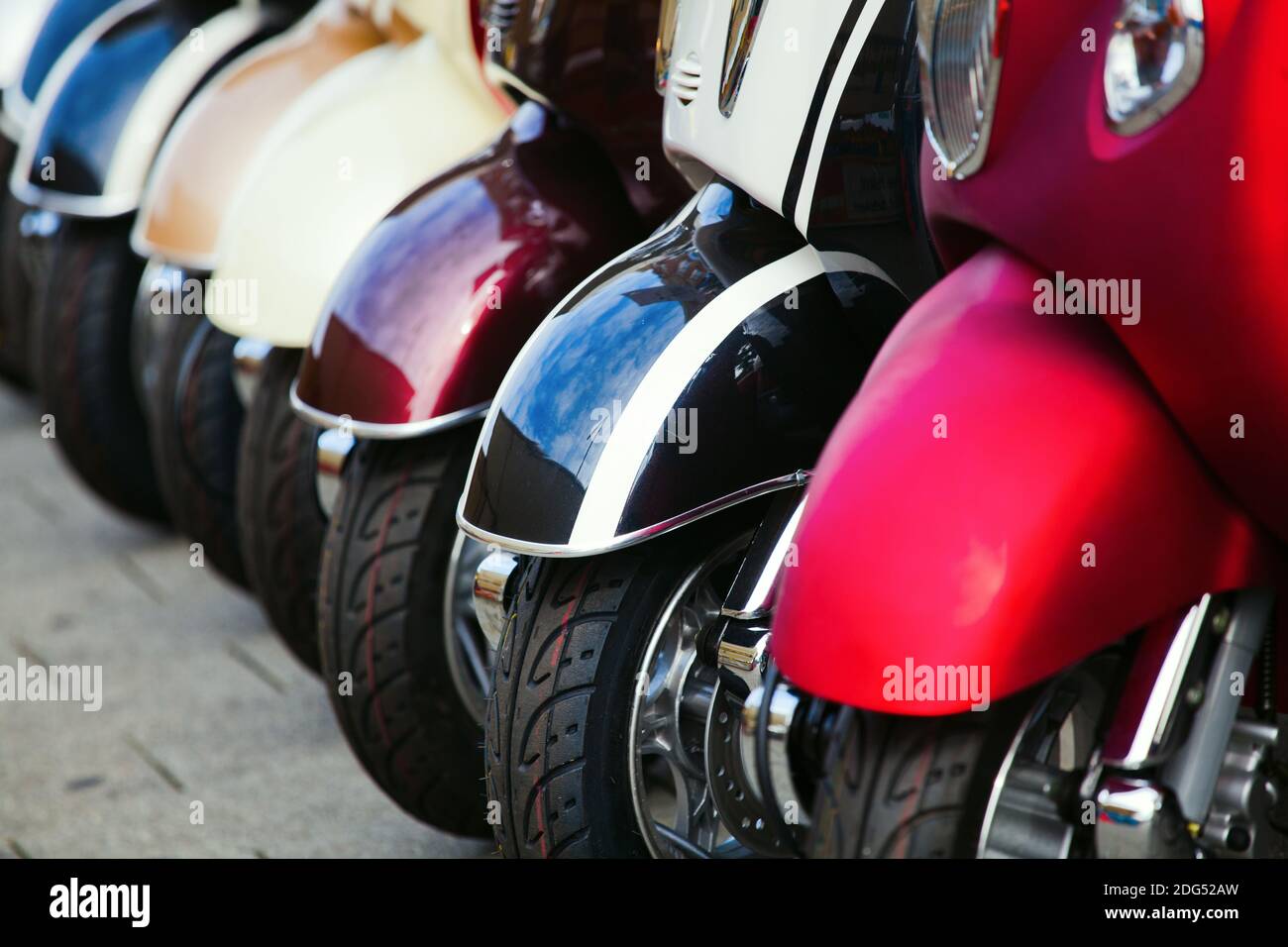 Roues de scooter en rangée Banque D'Images Roues de scooter en rangée Banque D'Images
