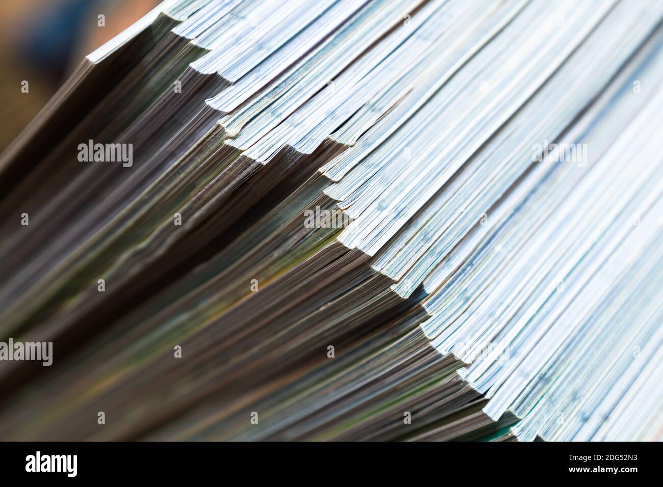 Vue diagonale d'une pile de magazines Banque D'Images