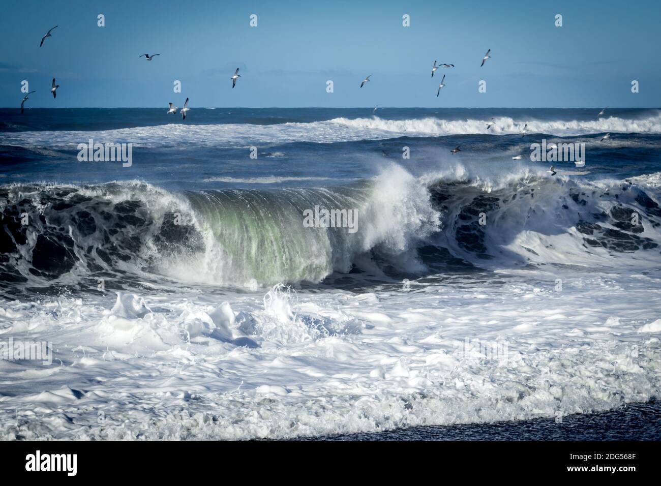 Une grosse vague s'écrase sur la plage. Banque D'Images