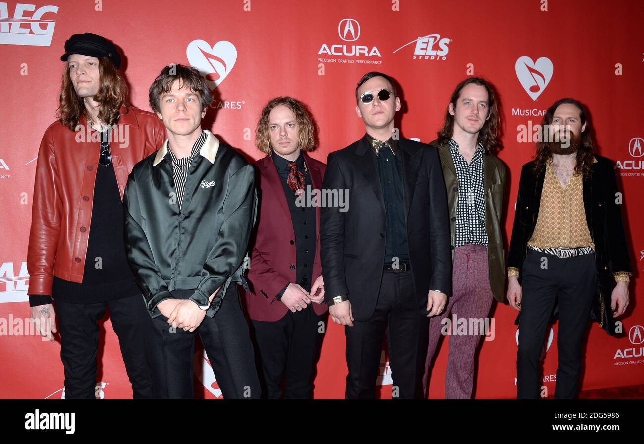 Les musiciens Daniel Tichenor, Jared Champion, Matt Shultz, Brad Shultz, Nick Bockrath, et Matthan Minster du groupe musical cage the Elephant assistent à la 2017 MusiCares personne de l'année en l'honneur de Tom Petty le 10 février 2017 à Los Angeles, CA, USA. Photo de Lionel Hahn/ABACAPRESS.COM Banque D'Images