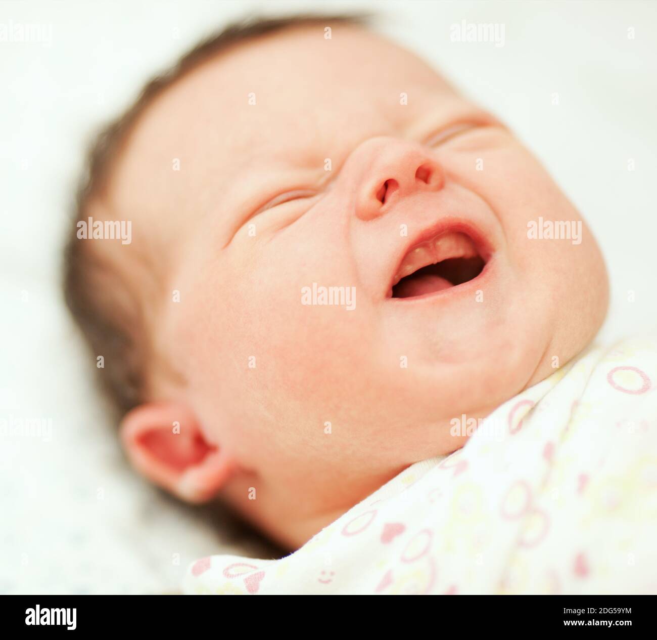 Portrait de pleurer bébé nouveau-né Banque D'Images