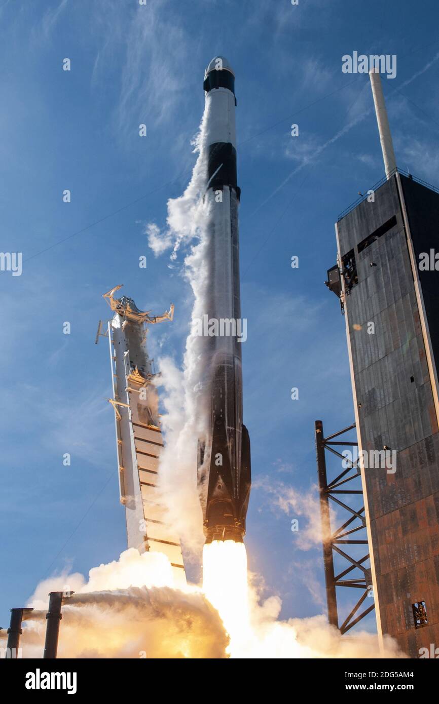 SpaceX a lancé sa vingt et unième mission de services de réapprovisionnement commercial (CRS-21), qui s'est levée du complexe de lancement 39A (LC-39A) au Centre spatial Kennedy, en Floride, le 6 décembre 2020. Le CRS-21 marque le premier vol de la version cargo mise à jour de SpaceX de Dragon, qui est capable de transporter environ 20 pour cent de plus de volume que la version précédente et a le double de la capacité de chargement de casier motorisé. La capsule spatiale est désormais conçue pour un maximum de cinq vols à destination et en provenance de la station spatiale et peut rester à la station deux fois plus longtemps que l'itération précédente. Photo par SpaceX/UPI Banque D'Images