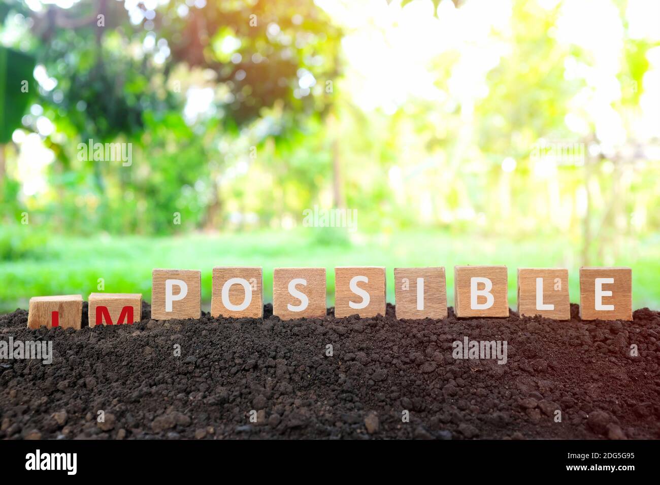 Changement de main impossible à possible blocs de bois dans le fond naturel au lever du soleil. Positivité, rien n'est impossible, succès d'affaires, motivation. Banque D'Images