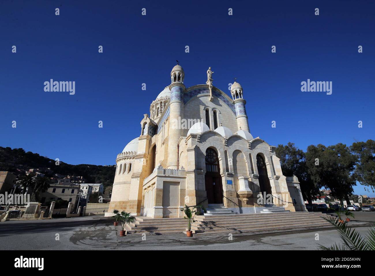 Vue générale de la basilique notre-Dame d'Afrique dans le quartier de Bab el-Oued à Alger, Algérie, le 14 février 2017. Photo de Billal Bensalem/APP/ABACAPRESS.COM Banque D'Images