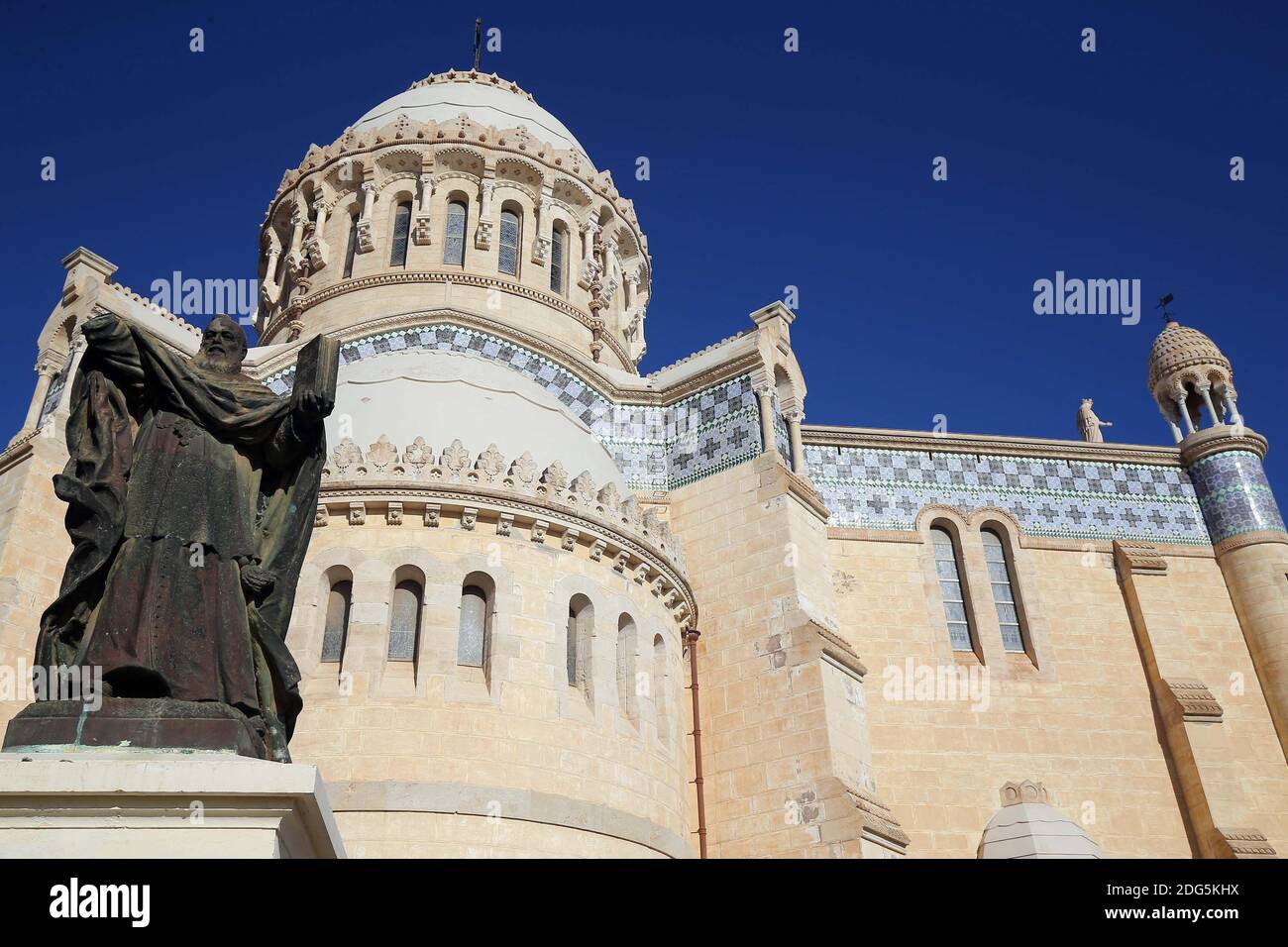 Vue générale de la basilique notre-Dame d'Afrique dans le quartier de Bab el-Oued à Alger, Algérie, le 14 février 2017. Photo de Billal Bensalem/APP/ABACAPRESS.COM Banque D'Images