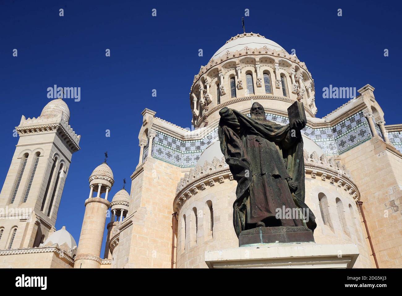 Vue générale de la basilique notre-Dame d'Afrique dans le quartier de Bab el-Oued à Alger, Algérie, le 14 février 2017. Photo de Billal Bensalem/APP/ABACAPRESS.COM Banque D'Images