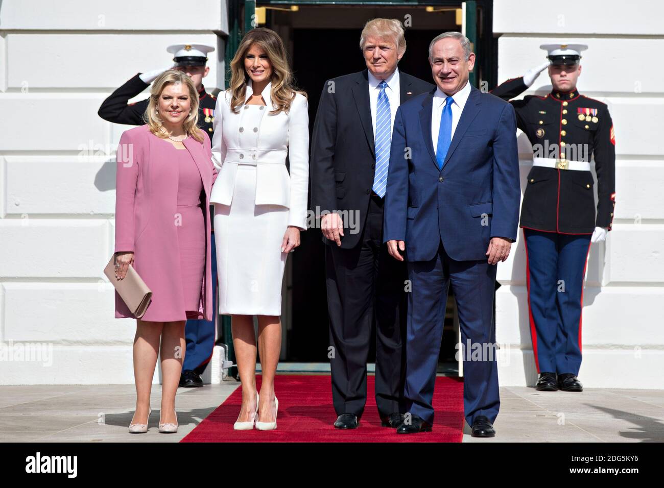 Benjamin Netanyahu, le premier ministre d'Israël, de droite, et le président américain Donald Trump se tiennent avec leurs épouses Melania Trump et Sara Netanyahou lorsqu'ils arrivent au Portico sud de la Maison Blanche à Washington, D.C., aux États-Unis, le mercredi 15 février 2017. Netanyahou tente de réétalonner les liens avec le principal allié d'Israël après huit années d'affrontements de grande envergure avec l'ancien président Barack Obama, en partie au sujet de la politique d'Israël envers les Palestiniens. Photo par Andrew Harrer/Pool/ABACAPRESS.COM Banque D'Images