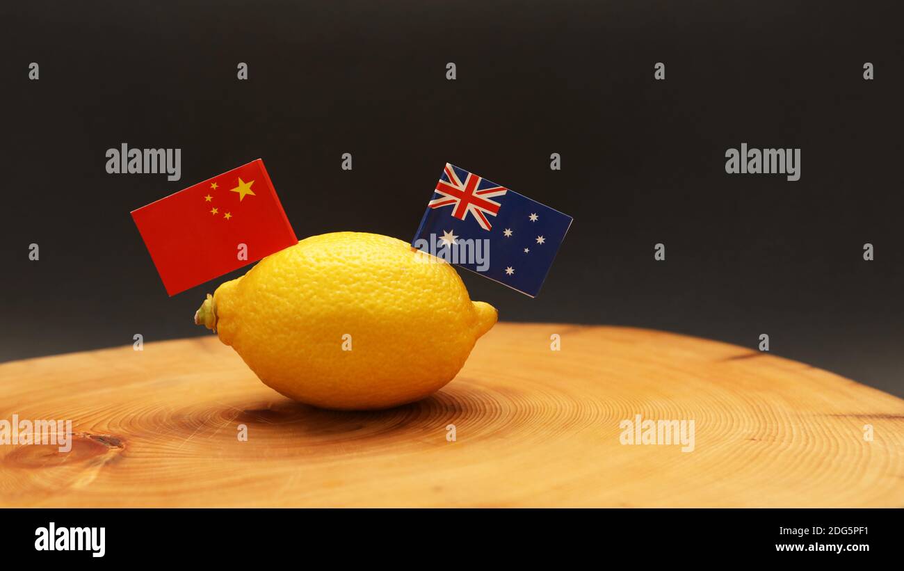 Drapeaux australiens et chinois qui piquent d'un citron un bloc de hachage qui représente la relation et le commerce sous-tension la guerre entre les deux Banque D'Images