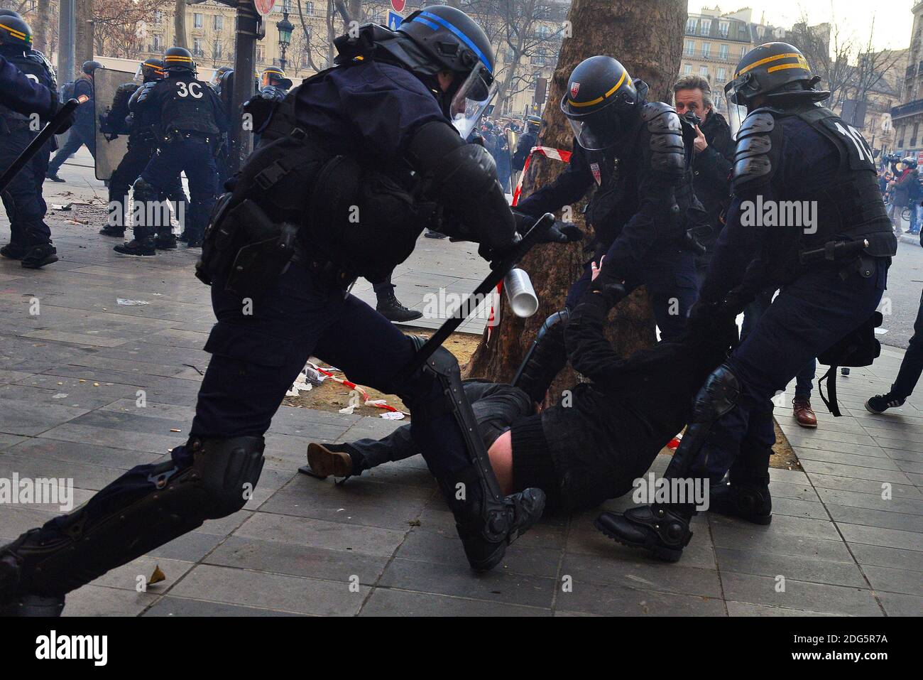 Des policiers anti-émeutes arrêtent un manifestant lors des affrontements entre les manifestants et la police anti-émeute à la fin du rassemblement organisé par plusieurs organisations comme SOS Racisme pour se rassembler sur la place de la République en soutien à Theo Luhaka, Deux semaines auparavant, un policier a été violemment arrêté et violé à Aulnay-sous-Bois, dans la banlieue parisienne. La manifestation, qui était calme et pacifique au début, a eu de violents affrontements entre la police anti-émeute et les manifestants à la fin du rassemblement, à Paris, en France, le 18 février 2017. Photo d'Alfred Yaghobzadeh/ABACAPRESS.COM Banque D'Images