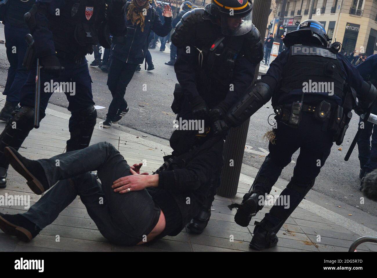 Des policiers anti-émeutes arrêtent un manifestant lors des affrontements entre les manifestants et la police anti-émeute à la fin du rassemblement organisé par plusieurs organisations comme SOS Racisme pour se rassembler sur la place de la République en soutien à Theo Luhaka, Deux semaines auparavant, un policier a été violemment arrêté et violé à Aulnay-sous-Bois, dans la banlieue parisienne. La manifestation, qui était calme et pacifique au début, a eu de violents affrontements entre la police anti-émeute et les manifestants à la fin du rassemblement, à Paris, en France, le 18 février 2017. Photo d'Alfred Yaghobzadeh/ABACAPRESS.COM Banque D'Images