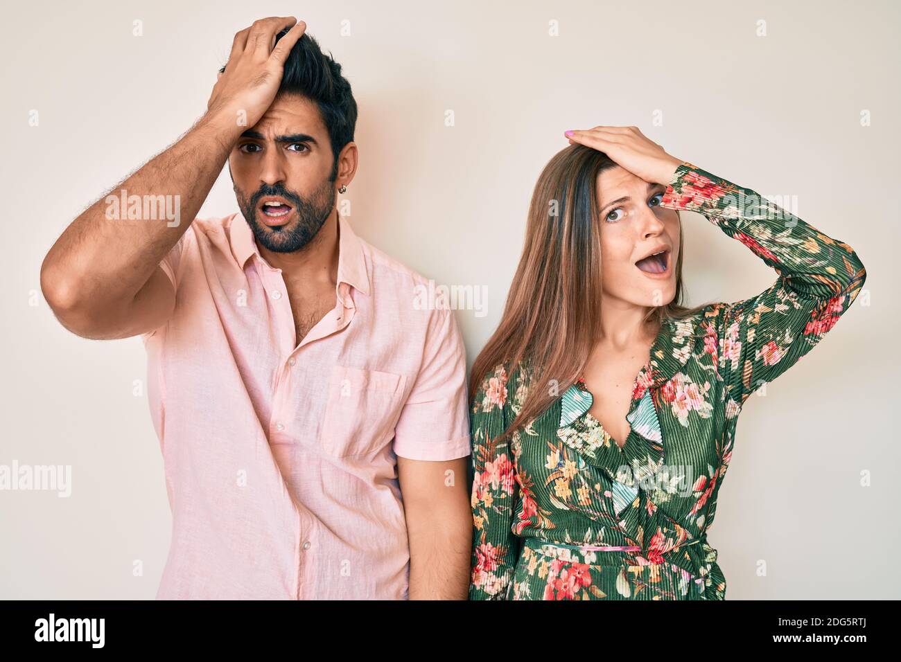 Beau jeune couple de petit ami et de petite amie surpris avec la main sur la tête pour l'erreur, se souvenir de l'erreur. oublié, mauvais concept de mémoire. Banque D'Images Beau jeune couple de petit ami et de petite amie surpris avec la main sur la tête pour l'erreur, se souvenir de l'erreur. oublié, mauvais concept de mémoire. Banque D'Images