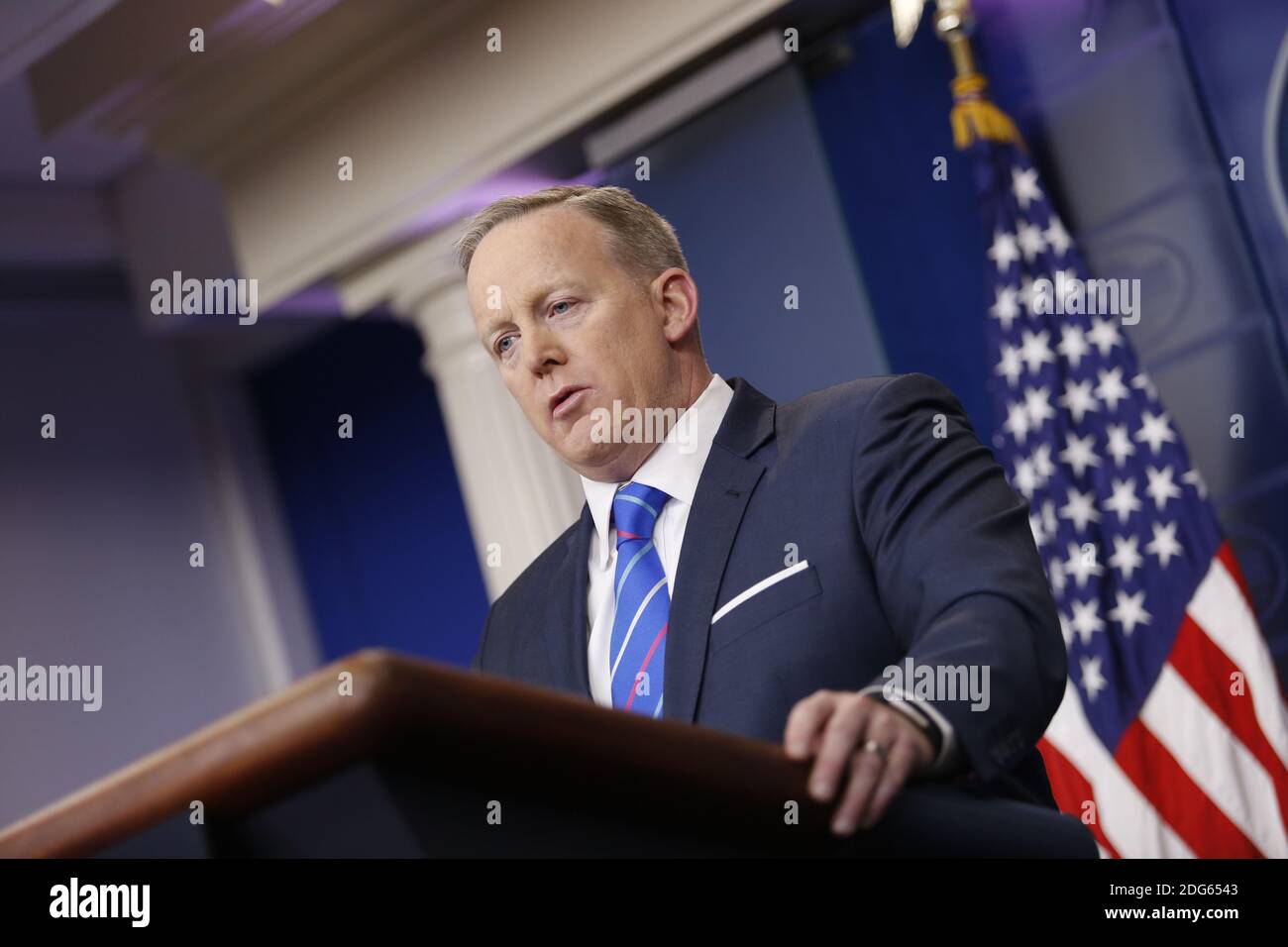Sean Spicer, attaché de presse, parle lors d'un point de presse à la Maison Blanche, Washington, DC, le 27 février 2017. (Polaris / Aude Guerrucci) Banque D'Images