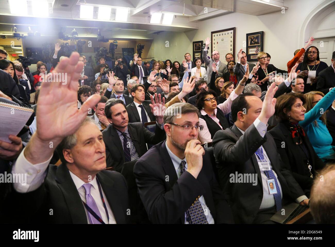 Les journalistes lèvent la main pour poser des questions au secrétaire de presse Sean Spicer lors d'un point de presse à la Maison Blanche, Washington, DC, le 27 février 2017. (Polaris / Aude Guerrucci) Banque D'Images