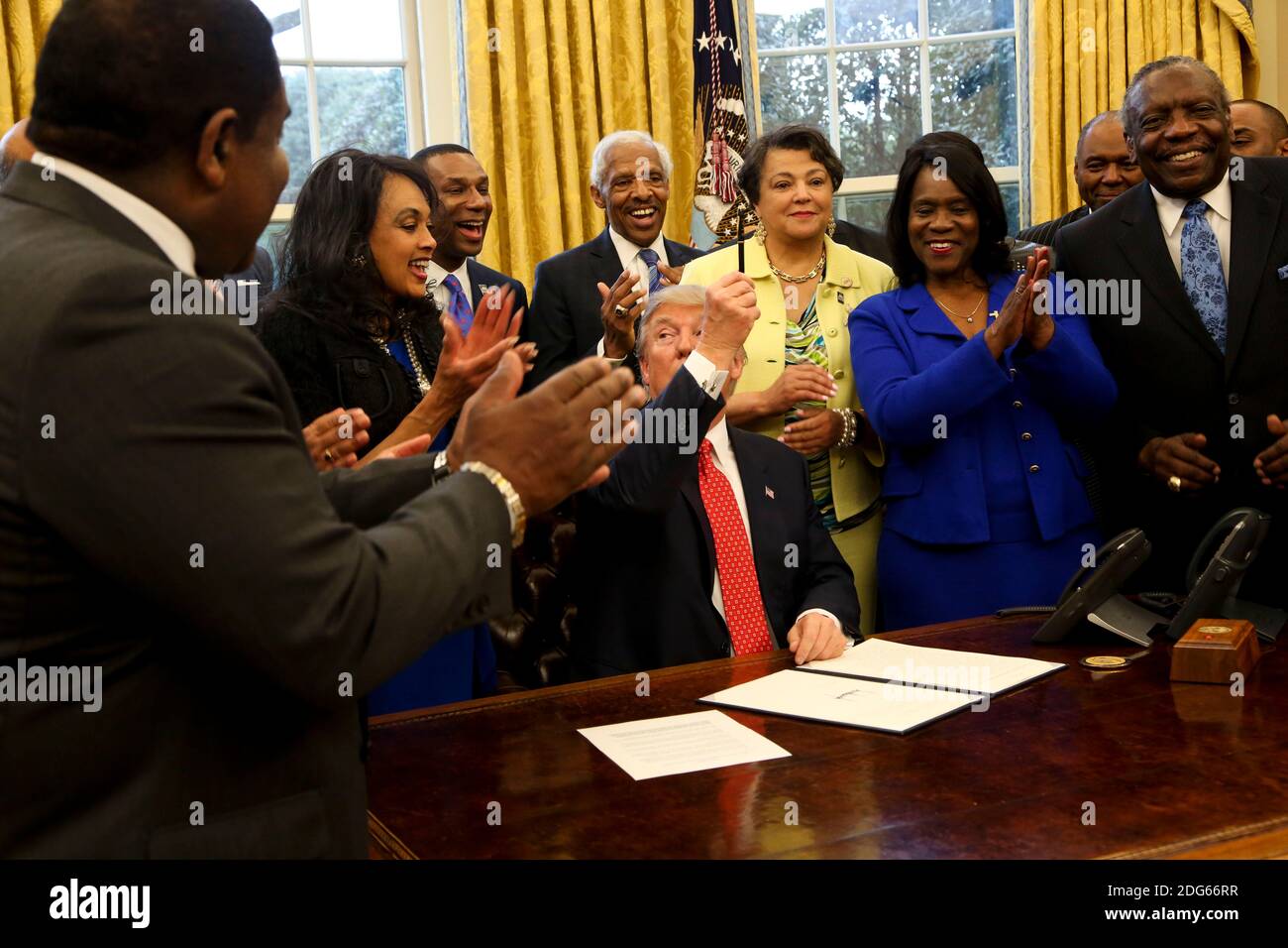 Le président américain Donald Trump donne un stylo après avoir signé le HBCU Executive Order pour soutenir les Black Colleges and Universities dans le bureau ovale de la Maison Blanche, Washington, DC, USA, le 28 février 2017. Photo par Aude Guerrucci/Pool/ABACAPRESS.COM Banque D'Images
