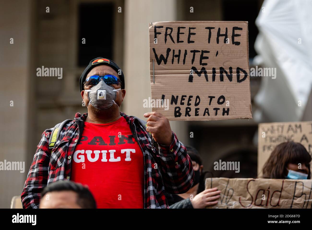 Melbourne, Australie, 6 juin 2020. Un manifestant portant un masque facial tient un panneau lors d'un rassemblement Black Lives Mater le 06 juin 2020 à Melbourne, en Australie. Cet événement a été organisé pour se rassembler contre les décès d'autochtones en détention en Australie, ainsi que dans le cadre de manifestations à travers les États-Unis à la suite du meurtre d'un homme noir non armé George Floyd aux mains d'un policier à Minneapolis, Minnesota. Crédit : Dave Hewison/Alamy Live News Banque D'Images