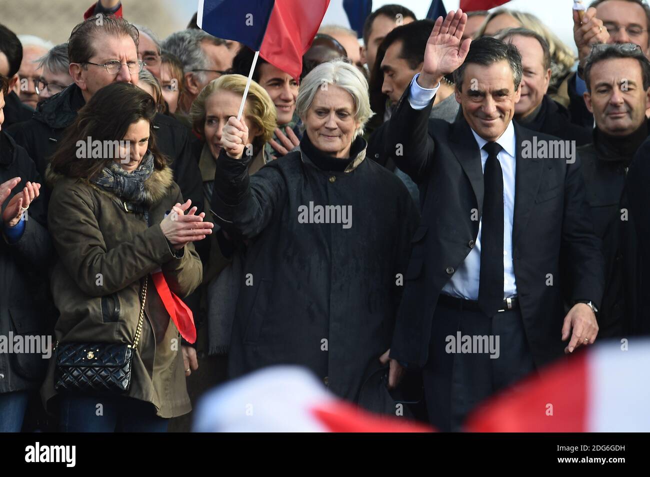 François Fillon avec son épouse Penelope Fillon et sa fille Marie Fillon  (L) vu après ses découses lors d'un rallye de campagne pour soutenir sa  candidature présidentielle française pour le parti de