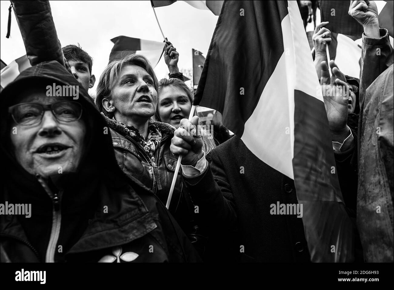 Les partisans écoutent le discours de François Fillon, candidat à l'élection présidentielle pour le parti de droite les Républicains (LR), lors d'un rassemblement à la place du Trocadéro, à Paris, en France, le 5 mars 2017. François Fillon, conservateur français assiégé, a dit à ses partisans de ne jamais abandonner le combat alors qu'il s'efforça de rester dans la course à l'élection présidentielle en raison d'un scandale de dépenses. Fillon, qui doit être accusé de réclamations qu'il a donné à sa femme et à ses enfants de faux emplois parlementaires très rémunérés, a déclaré à la foule inondée de pluie qu'il avait été attaqué par tout le monde pendant la campagne. Photo de Renaud Khanh/ABACAPRESS.COM Banque D'Images